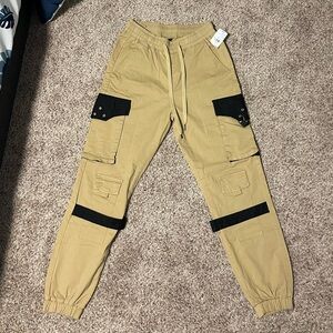 Windsor women’s khaki Cargo Pants with Black Details